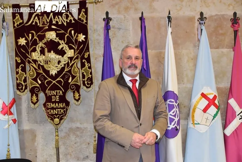 Francisco Hernández, presidente de las Junta de Semana Santa de Salamanca, en su despacho | FOTOS: Vanesa Martins