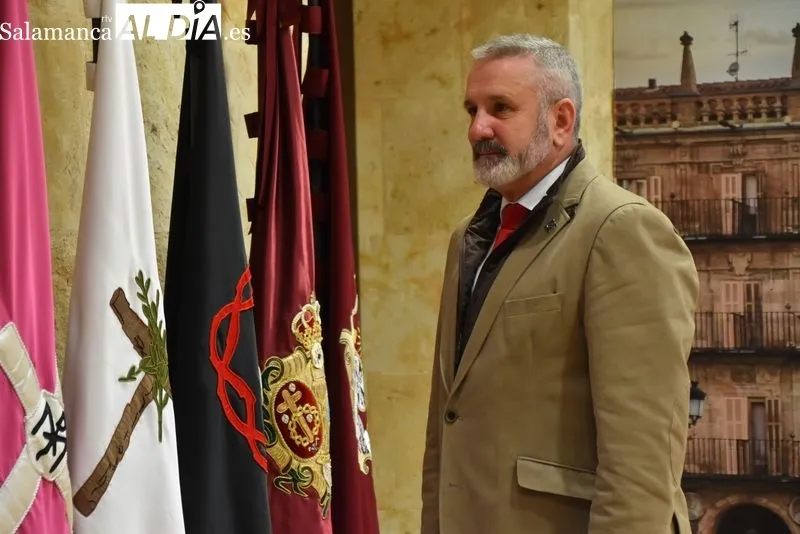 Francisco Hernández, presidente de las Junta de Semana Santa de Salamanca, en su despacho | FOTOS: Vanesa Martins