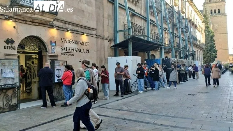 Colas en la tienda de la Rúa / Unionistas y David Sañudo