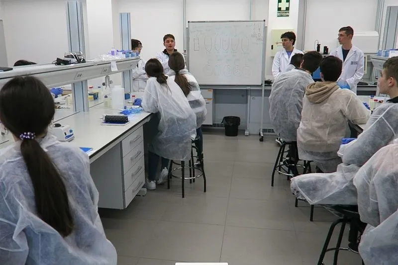 Foto 9 - Los alumnos del IES &lsquo;Leonardo Da Vinci&rsquo; participan en el proyecto &lsquo;Micromundo&rsquo;