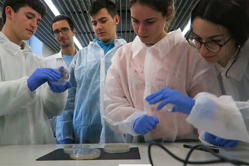 Foto 8 - Los alumnos del IES &lsquo;Leonardo Da Vinci&rsquo; participan en el proyecto &lsquo;Micromundo&rsquo;