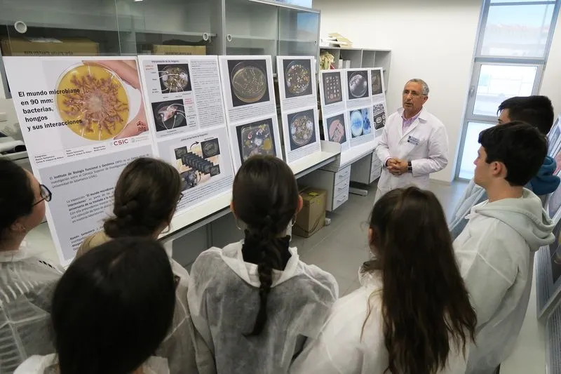 Foto 4 - Los alumnos del IES &lsquo;Leonardo Da Vinci&rsquo; participan en el proyecto &lsquo;Micromundo&rsquo;
