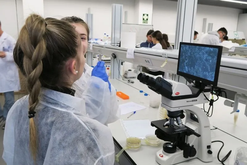 Foto 2 - Los alumnos del IES &lsquo;Leonardo Da Vinci&rsquo; participan en el proyecto &lsquo;Micromundo&rsquo;