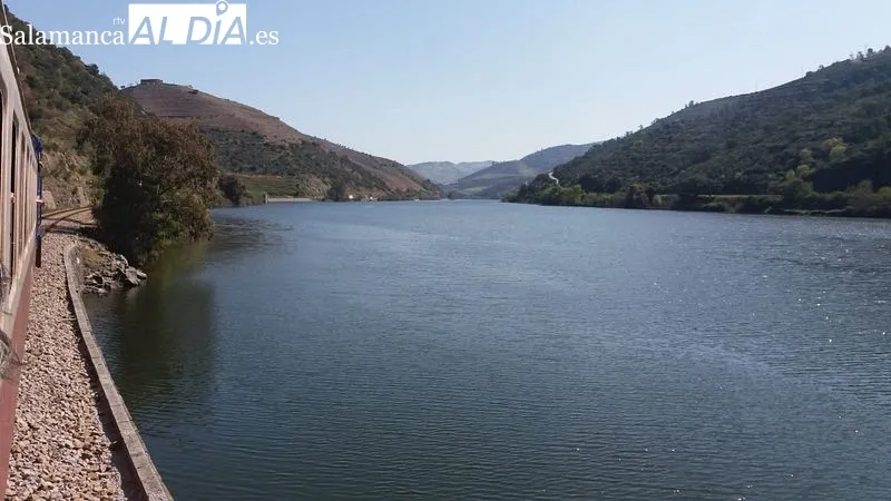 El ferrocarril acompaña al río Duero durante la mayor parte de su recorrido en Portugal | MARTÍN-GARAY