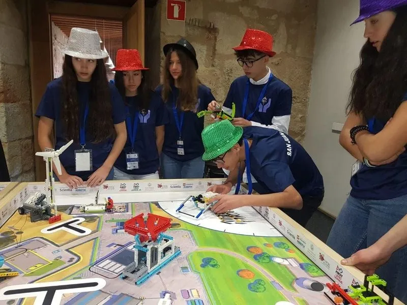 Alumnos del colegio San Juan Bosco en la First Lego League Salamanca