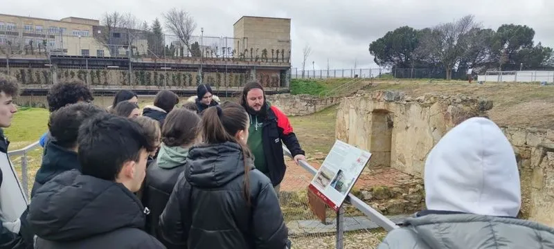 Foto 4 - Alumnos del colegio San Juan Bosco visitan el Parque Arqueol&oacute;gico del Bot&aacute;nico