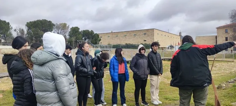 Foto 2 - Alumnos del colegio San Juan Bosco visitan el Parque Arqueol&oacute;gico del Bot&aacute;nico