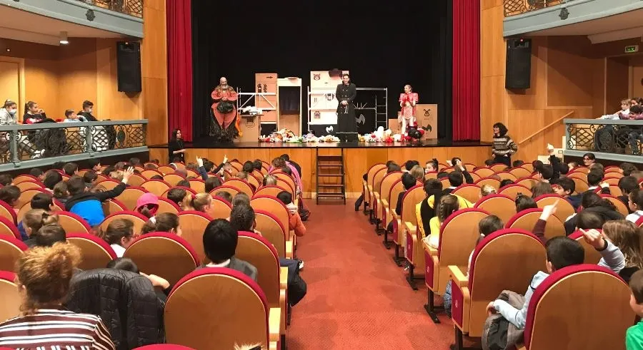 Foto 5 - M&aacute;s de 200 escolares disfrutan en el Teatro del estreno de &lsquo;Superchica&rsquo;