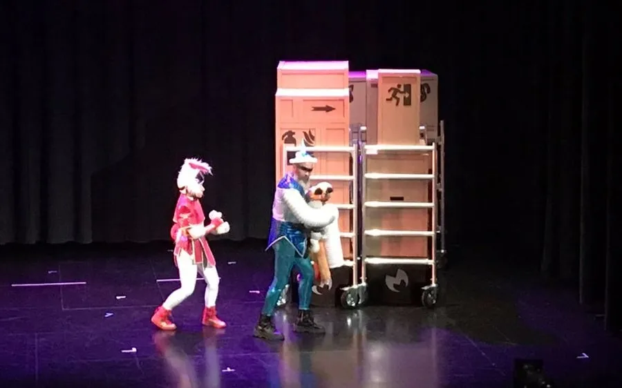 Foto 6 - M&aacute;s de 200 escolares disfrutan en el Teatro del estreno de &lsquo;Superchica&rsquo;