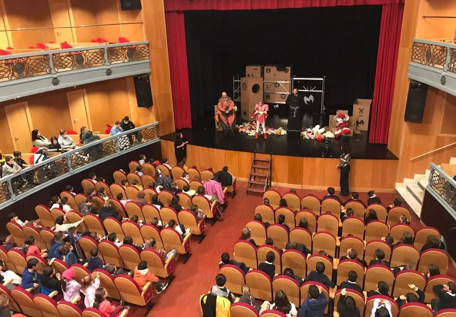 Foto 3 - M&aacute;s de 200 escolares disfrutan en el Teatro del estreno de &lsquo;Superchica&rsquo;