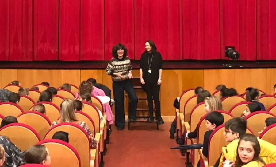 Foto 4 - M&aacute;s de 200 escolares disfrutan en el Teatro del estreno de &lsquo;Superchica&rsquo;