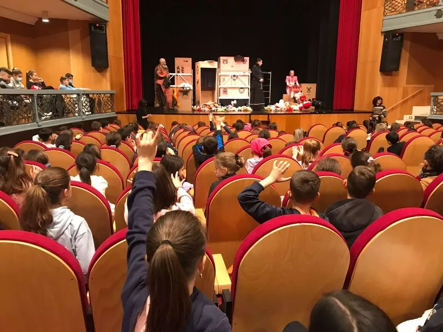 Foto 2 - M&aacute;s de 200 escolares disfrutan en el Teatro del estreno de &lsquo;Superchica&rsquo;