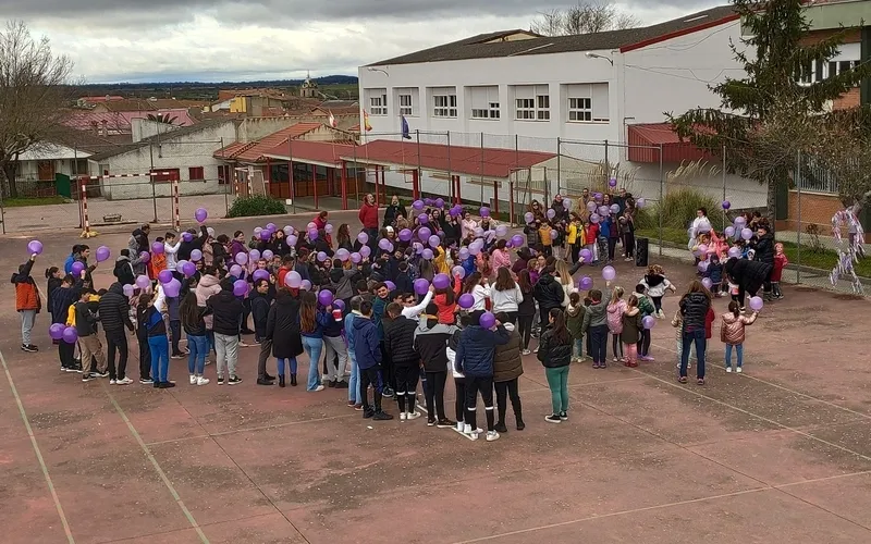 El IES Tierras de Abadengo y el CEIP Liminares celebran en Lumbrales el 8M 