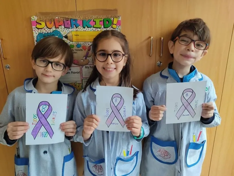 Foto 2 - Alumnos y profesores del colegio San Juan Bosco celebra el 8M con diversas actividades