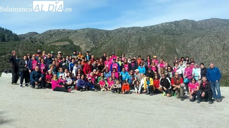 Más de un centenar de senderistas participaron en la ruta 