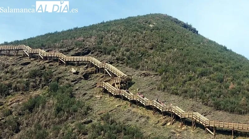 Más de un centenar de senderistas participaron en la ruta 