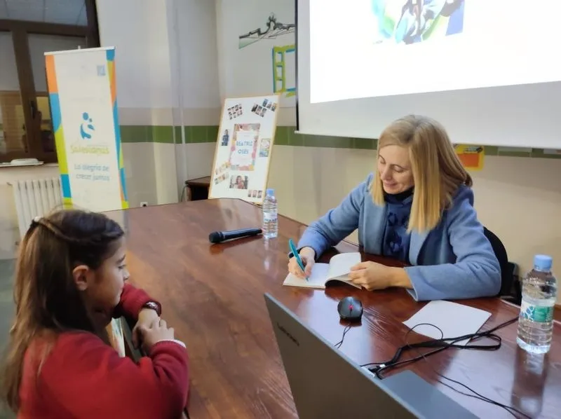 Foto 8 - Visita de la autora Beatriz Os&eacute;s al Colegio San Juan Bosco