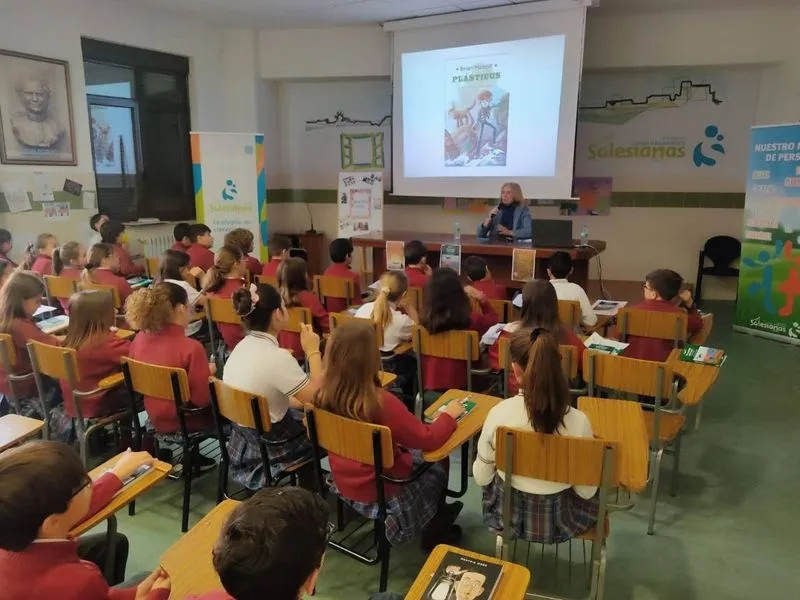 Foto 6 - Visita de la autora Beatriz Os&eacute;s al Colegio San Juan Bosco