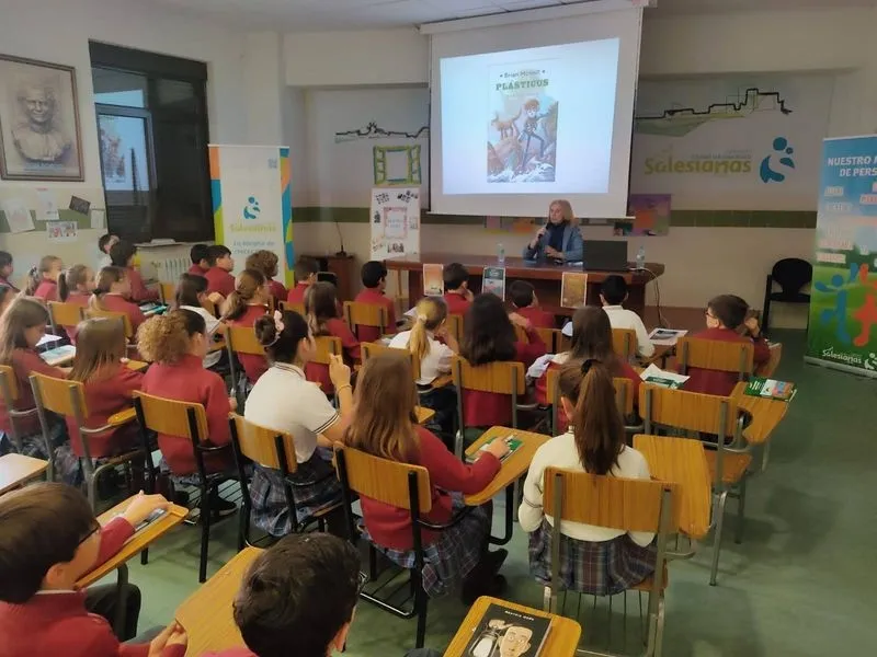 Foto 6 - Visita de la autora Beatriz Os&eacute;s al Colegio San Juan Bosco de Salamanca