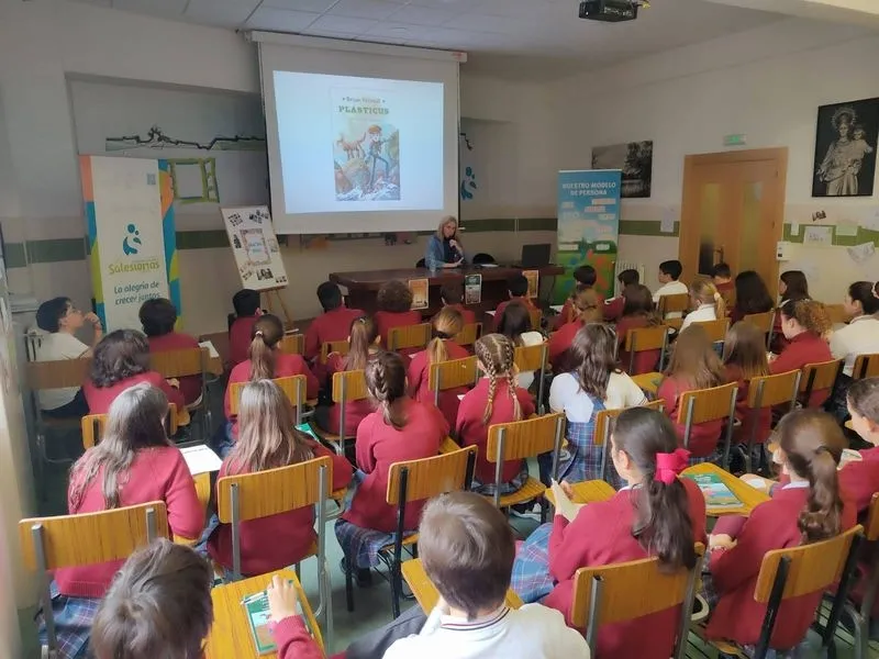 Foto 5 - Visita de la autora Beatriz Os&eacute;s al Colegio San Juan Bosco de Salamanca