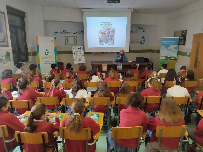 Foto 4 - Visita de la autora Beatriz Os&eacute;s al Colegio San Juan Bosco de Salamanca