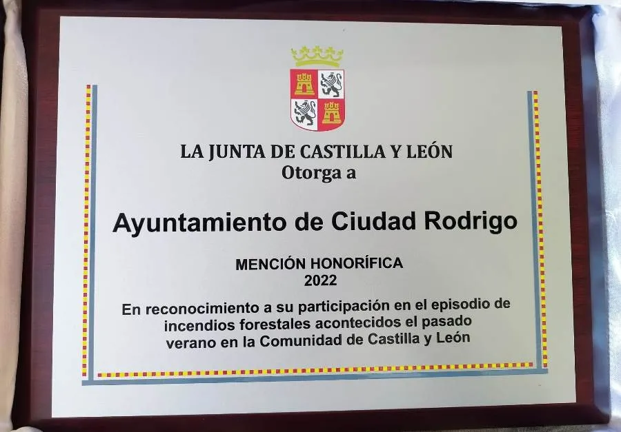 Foto 5 - La Junta entrega la &lsquo;Menci&oacute;n Honor&iacute;fica&rsquo; por la acogida a los desalojados por el incendio de Monsagro