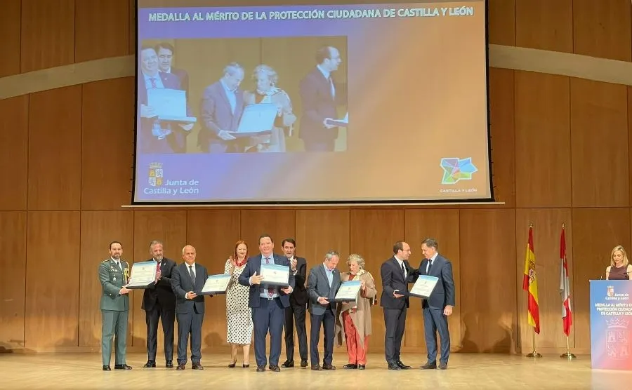 Foto 4 - La Junta entrega la &lsquo;Menci&oacute;n Honor&iacute;fica&rsquo; por la acogida a los desalojados por el incendio de Monsagro