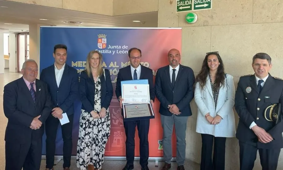 Foto 3 - La Junta entrega la &lsquo;Menci&oacute;n Honor&iacute;fica&rsquo; por la acogida a los desalojados por el incendio de Monsagro