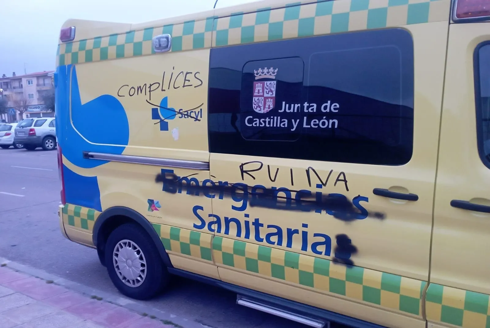 Foto 7 - Amanecen con pintadas varias ambulancias en Ciudad Rodrigo