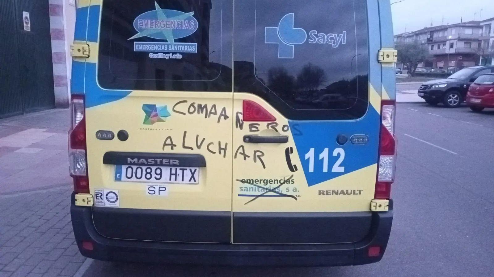 Foto 8 - Amanecen con pintadas varias ambulancias en Ciudad Rodrigo