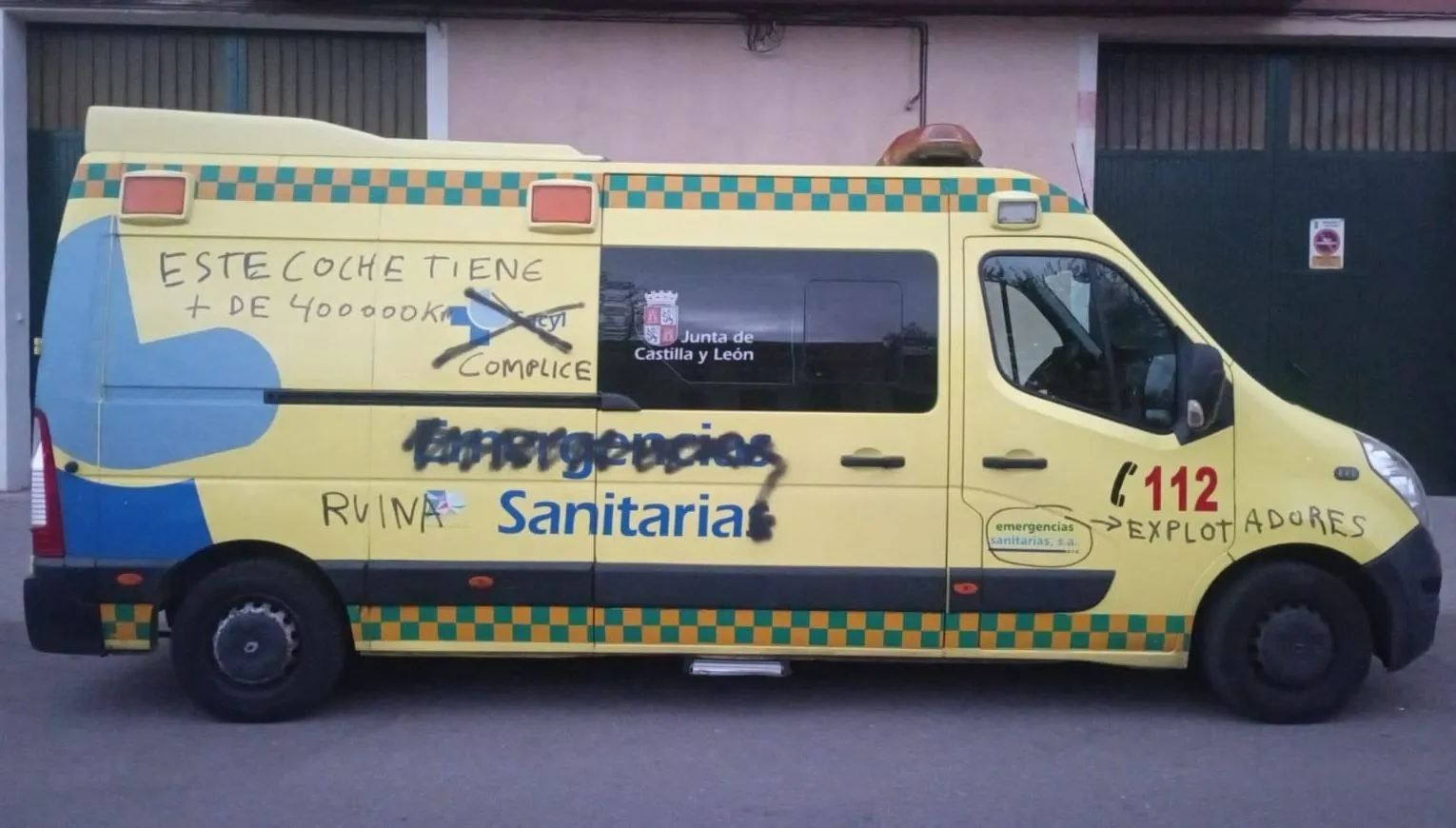 Foto 5 - Amanecen con pintadas varias ambulancias en Ciudad Rodrigo