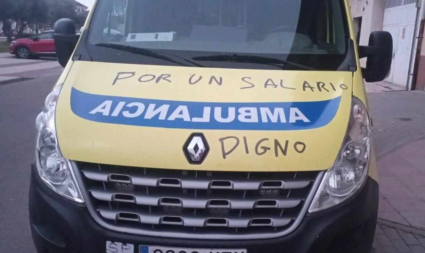 Foto 6 - Amanecen con pintadas varias ambulancias en Ciudad Rodrigo