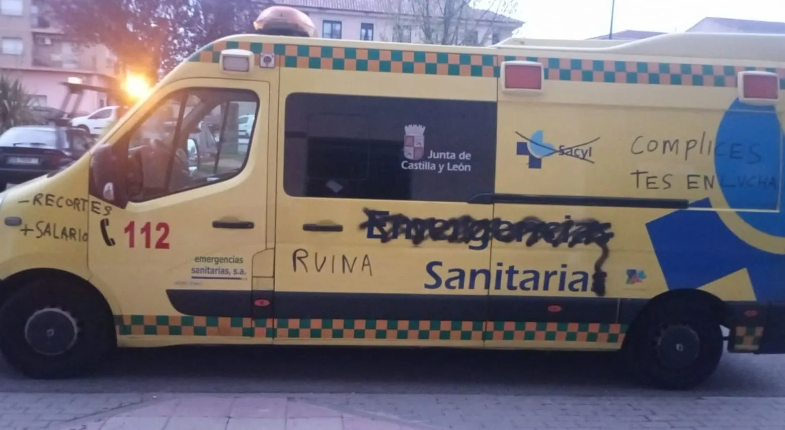 Foto 4 - Amanecen con pintadas varias ambulancias en Ciudad Rodrigo