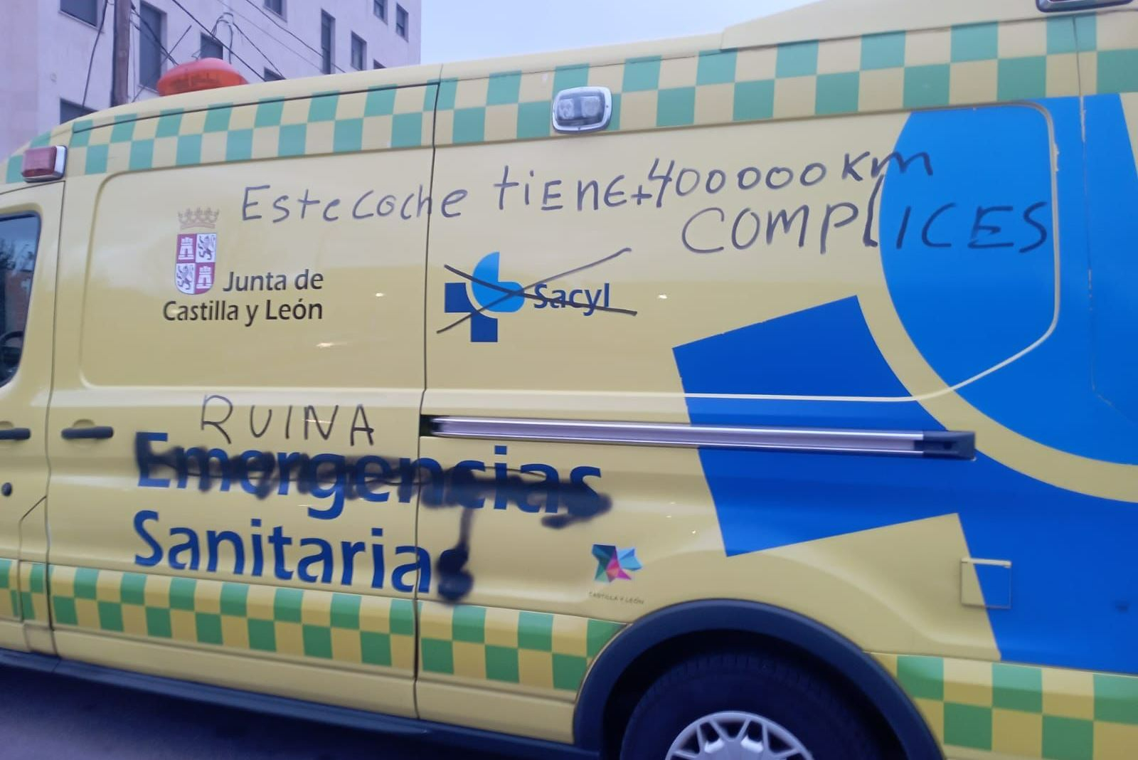 Amanecen con pintadas varias ambulancias en Ciudad Rodrigo