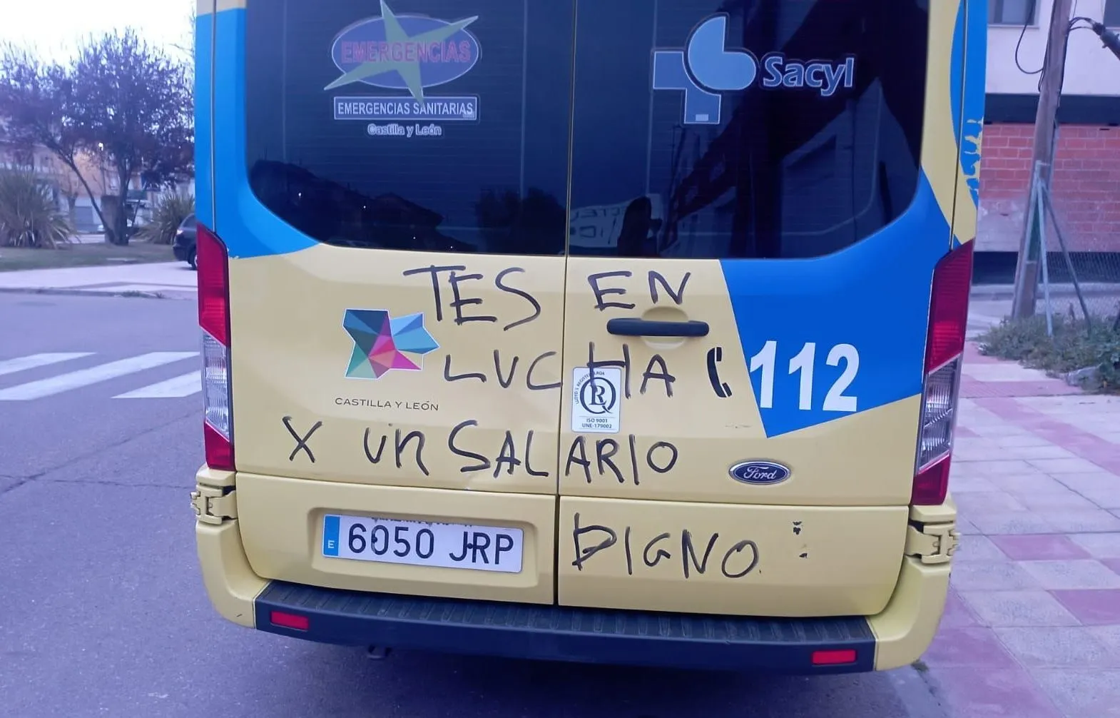 Foto 2 - Amanecen con pintadas varias ambulancias en Ciudad Rodrigo