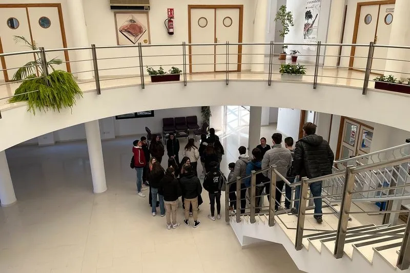 Foto 11 - Alumnos de IES &lsquo;Leonardo Da Vinci&rsquo; conocen la actividad cient&iacute;fica e industrial de Guijuelo