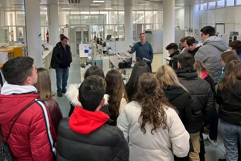 Foto 10 - Alumnos de IES &lsquo;Leonardo Da Vinci&rsquo; conocen la actividad cient&iacute;fica e industrial de Guijuelo
