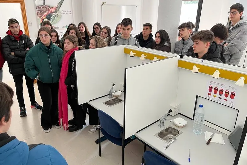 Foto 9 - Alumnos de IES &lsquo;Leonardo Da Vinci&rsquo; conocen la actividad cient&iacute;fica e industrial de Guijuelo