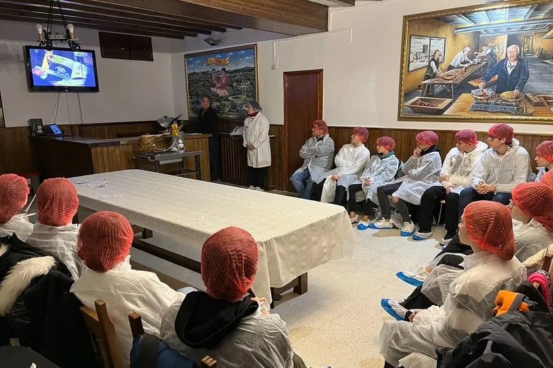Foto 7 - Alumnos de IES &lsquo;Leonardo Da Vinci&rsquo; conocen la actividad cient&iacute;fica e industrial de Guijuelo