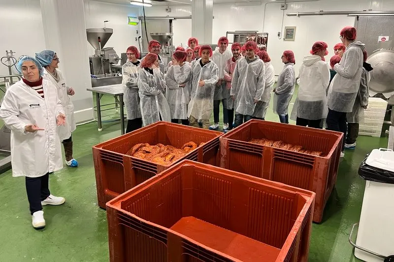 Foto 6 - Alumnos de IES &lsquo;Leonardo Da Vinci&rsquo; conocen la actividad cient&iacute;fica e industrial de Guijuelo