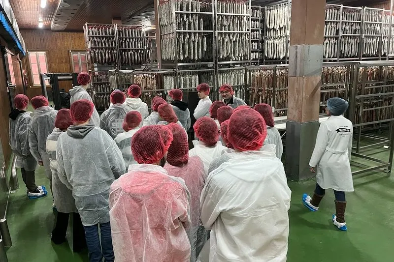 Foto 5 - Alumnos de IES &lsquo;Leonardo Da Vinci&rsquo; conocen la actividad cient&iacute;fica e industrial de Guijuelo