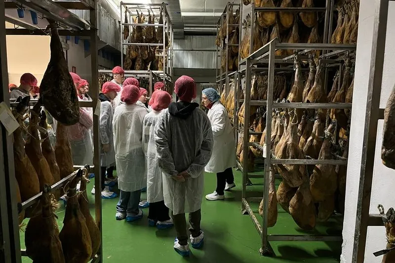 Foto 3 - Alumnos de IES &lsquo;Leonardo Da Vinci&rsquo; conocen la actividad cient&iacute;fica e industrial de Guijuelo
