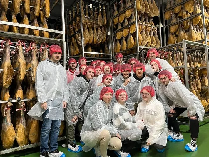 Foto 2 - Alumnos de IES &lsquo;Leonardo Da Vinci&rsquo; conocen la actividad cient&iacute;fica e industrial de Guijuelo