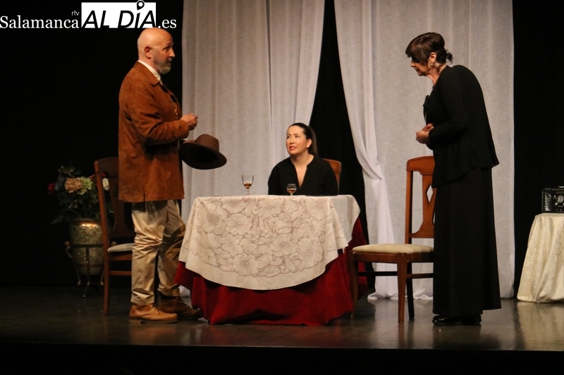 Taintantos Teatro dejó en Vitigudino una buena impresión con 'Cosas de familia' / CORRAL