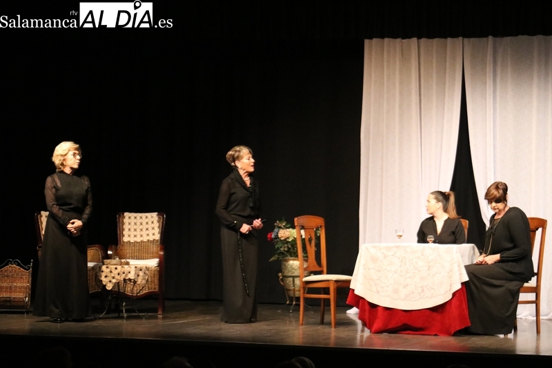 Taintantos Teatro dejó en Vitigudino una buena impresión con 'Cosas de familia' / CORRAL