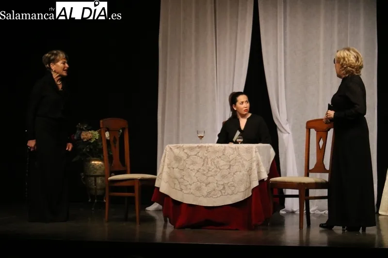 Taintantos Teatro dejó en Vitigudino una buena impresión con 'Cosas de familia' / CORRAL