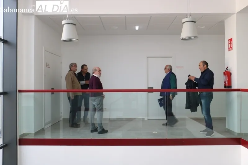 Los cuatro concejales de la oposición, con la concejala electa, Leticia Cuesta, acudieron a la sesión que finalmente se celebrará el viernes próximo a las 12.00 horas / CORRAL 