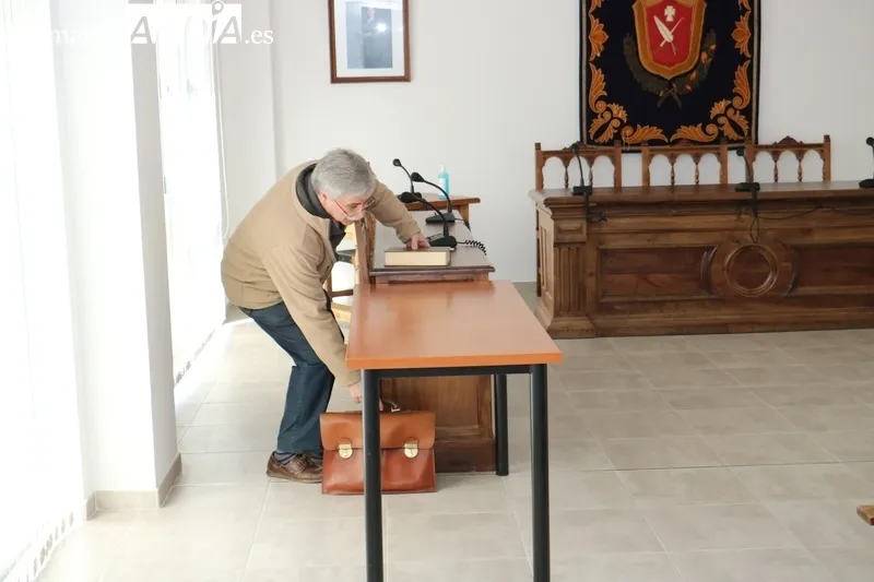 Los cuatro concejales de la oposición, con la concejala electa, Leticia Cuesta, acudieron a la sesión que finalmente se celebrará el viernes próximo a las 12.00 horas / CORRAL 