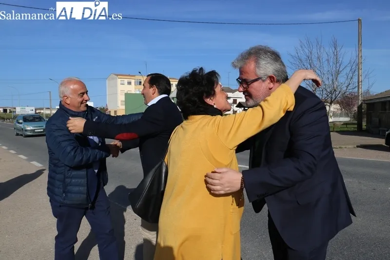 Visita a Vitigudino del director de Administración Local de la Junta, Emilio Arroitia, para ver las obras de acceso al municipio en la zona norte / CORRAL   