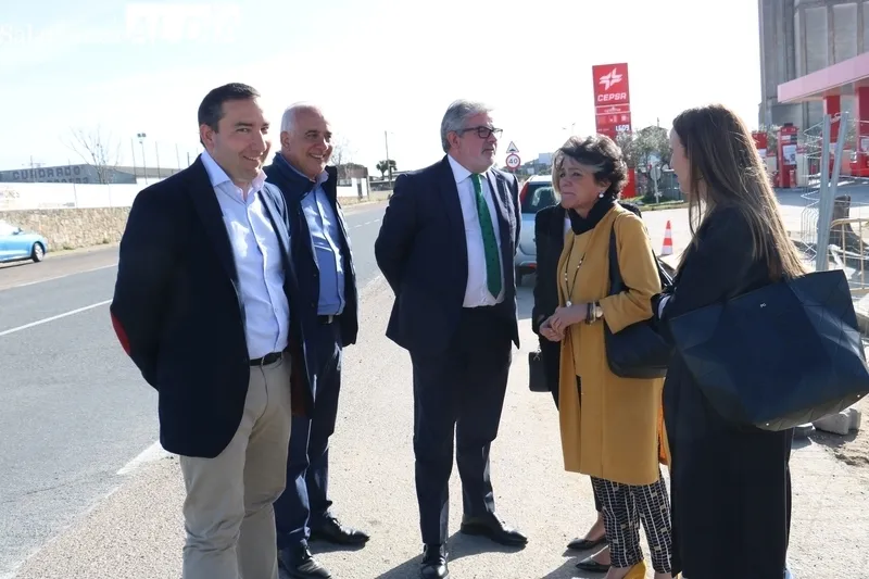 Visita a Vitigudino del director de Administración Local de la Junta, Emilio Arroitia, para ver las obras de acceso al municipio en la zona norte / CORRAL   